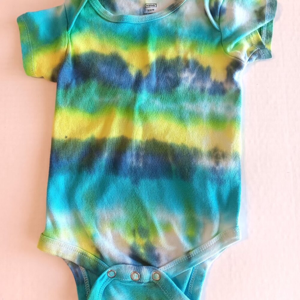 Tie Dye Baby Body Suit With 3 Snap Crotch Blue Yellow Green Size 9-12 Months NWT - Picture 8 of 14
